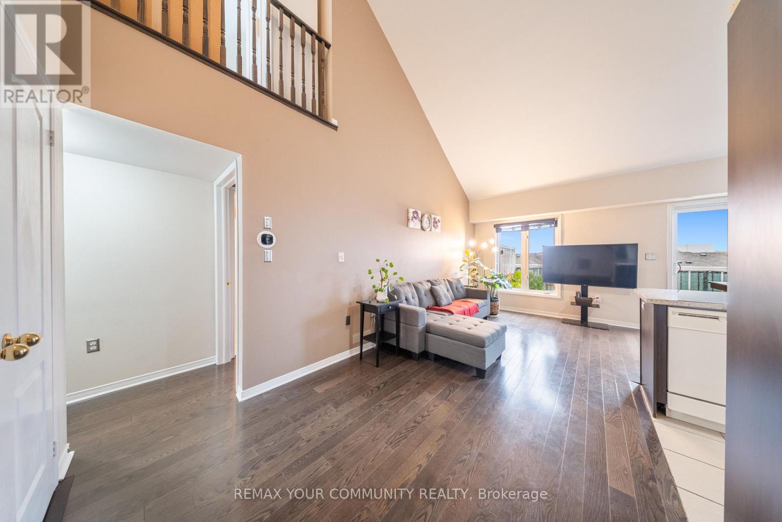 48 - 651f Warden Avenue Property Photo 8