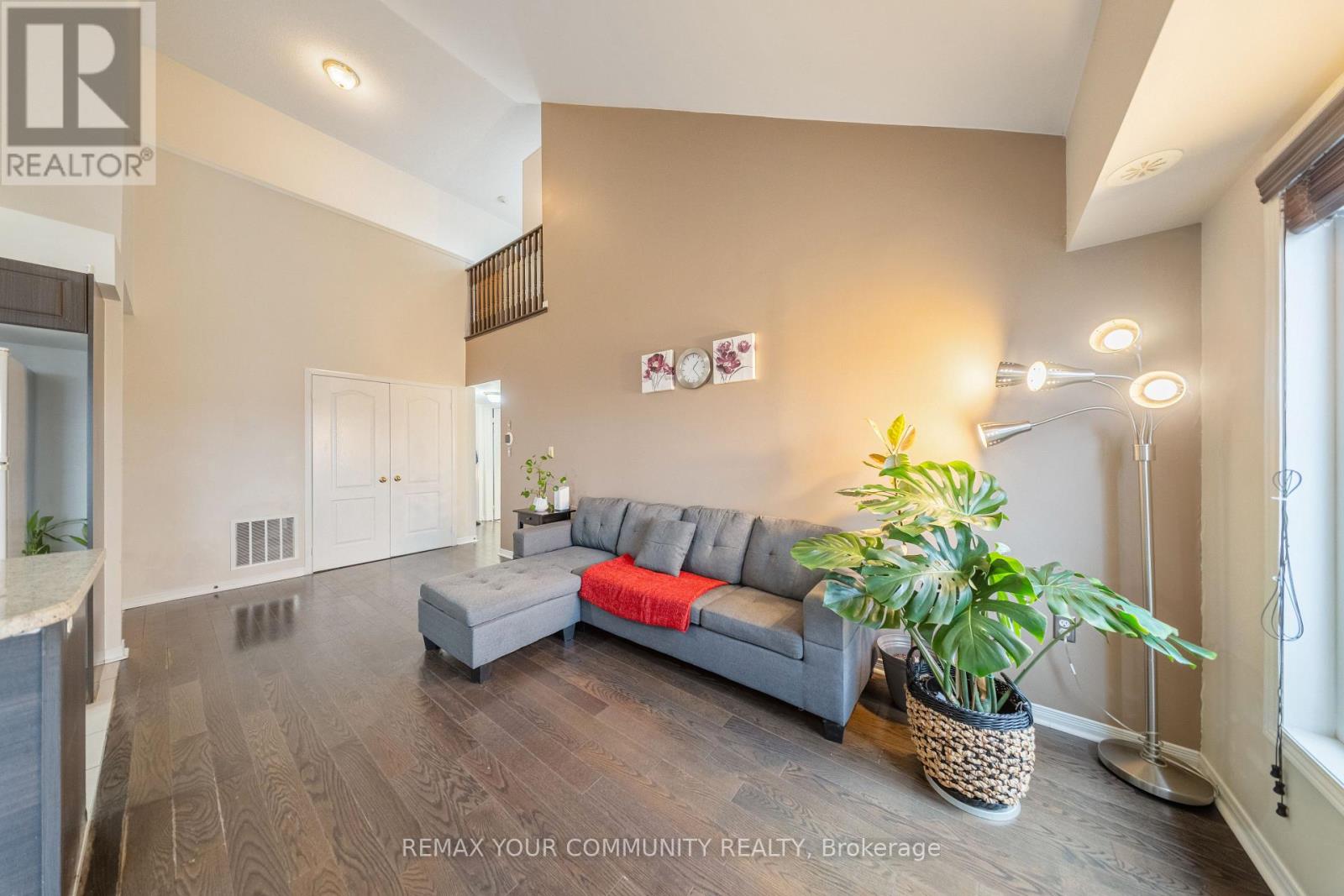 48 - 651f Warden Avenue Property Photo 11