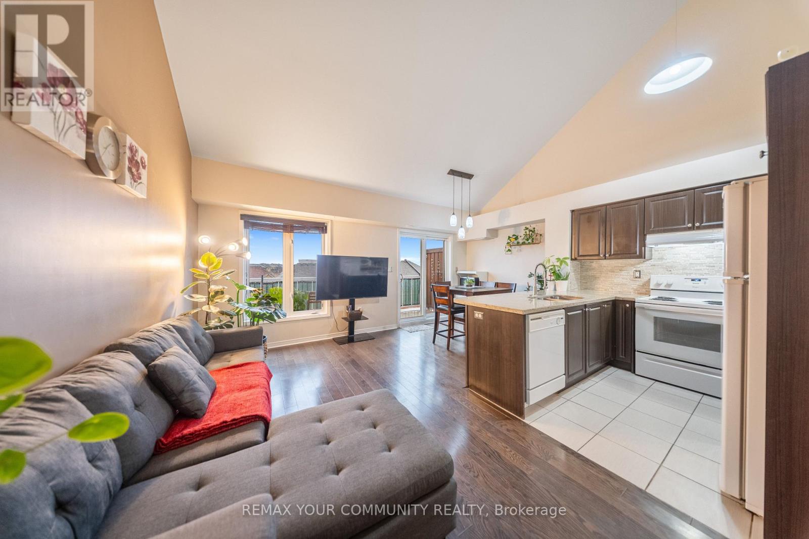 48 - 651f Warden Avenue Property Photo 14