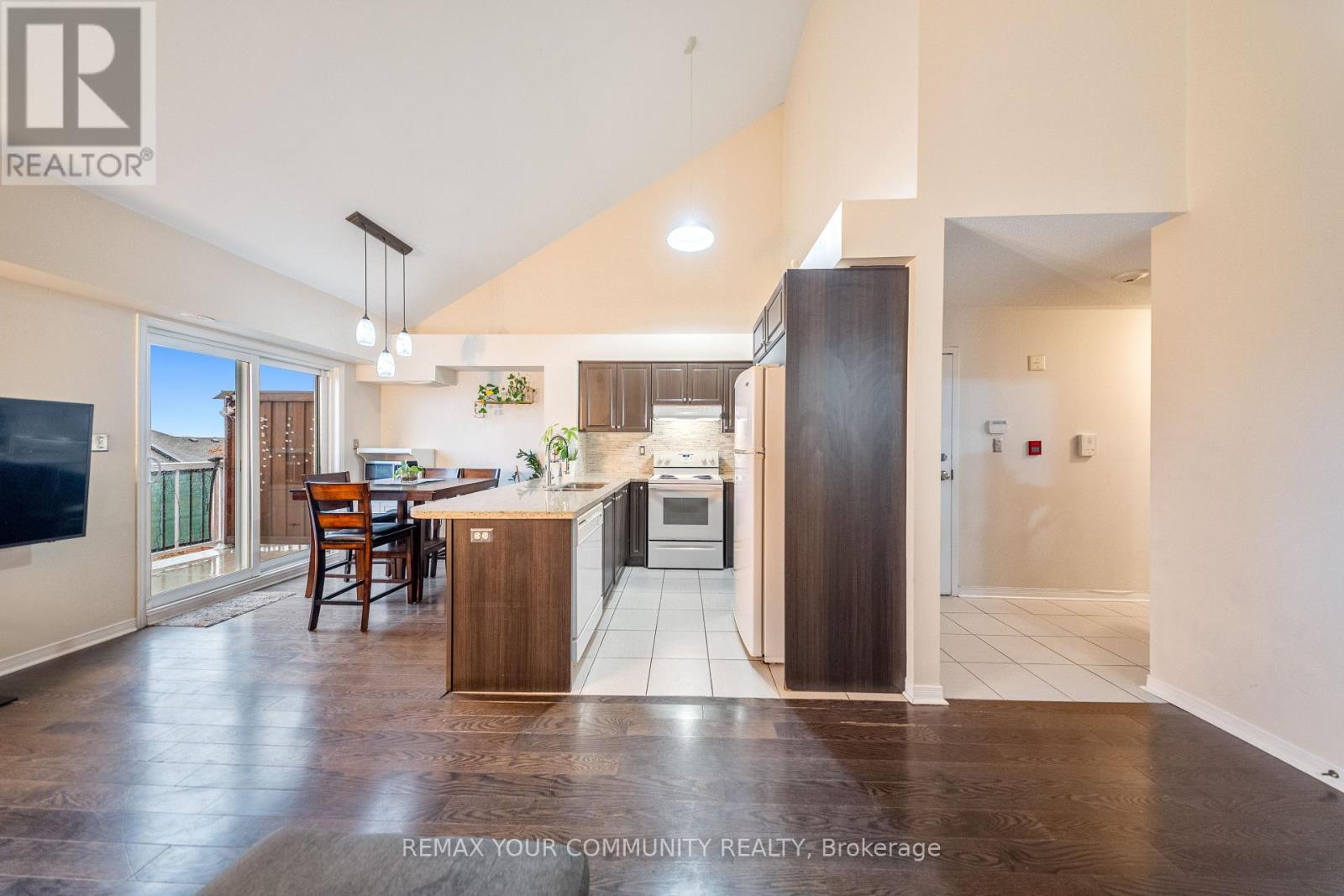 48 - 651f Warden Avenue Property Photo 15