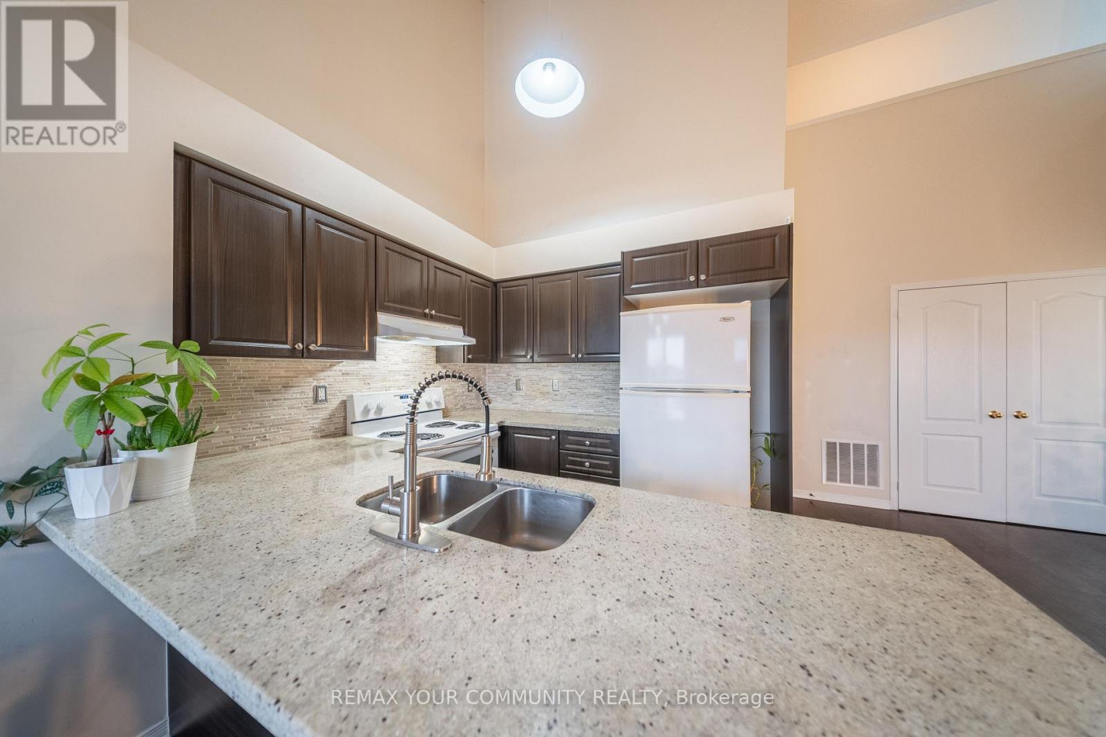 48 - 651f Warden Avenue Property Photo 18