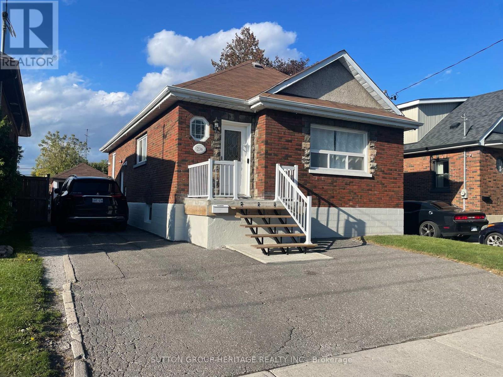 236 Mcnaughton Avenue Photo de la propriété 1