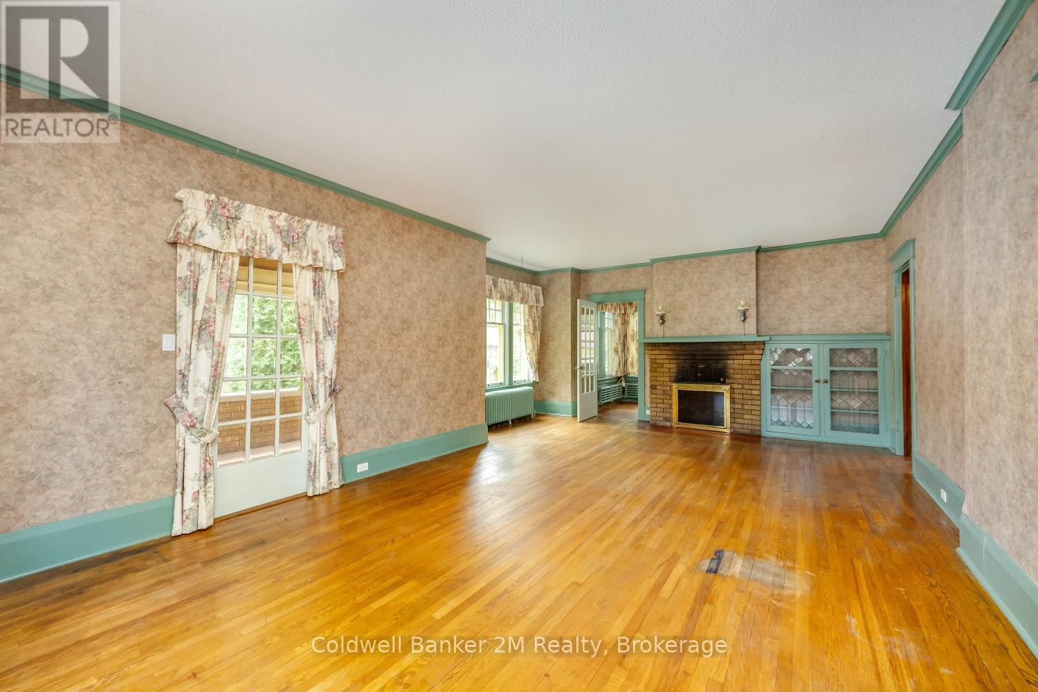 408 Simcoe Street N Property Photo 11