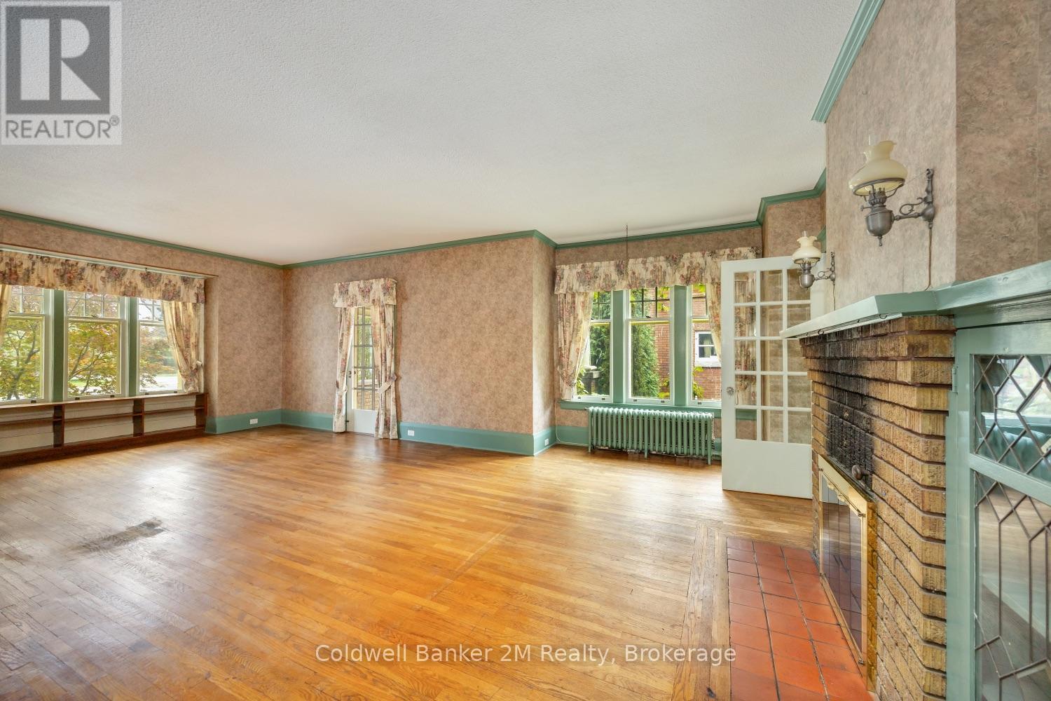 408 Simcoe Street N Property Photo 14