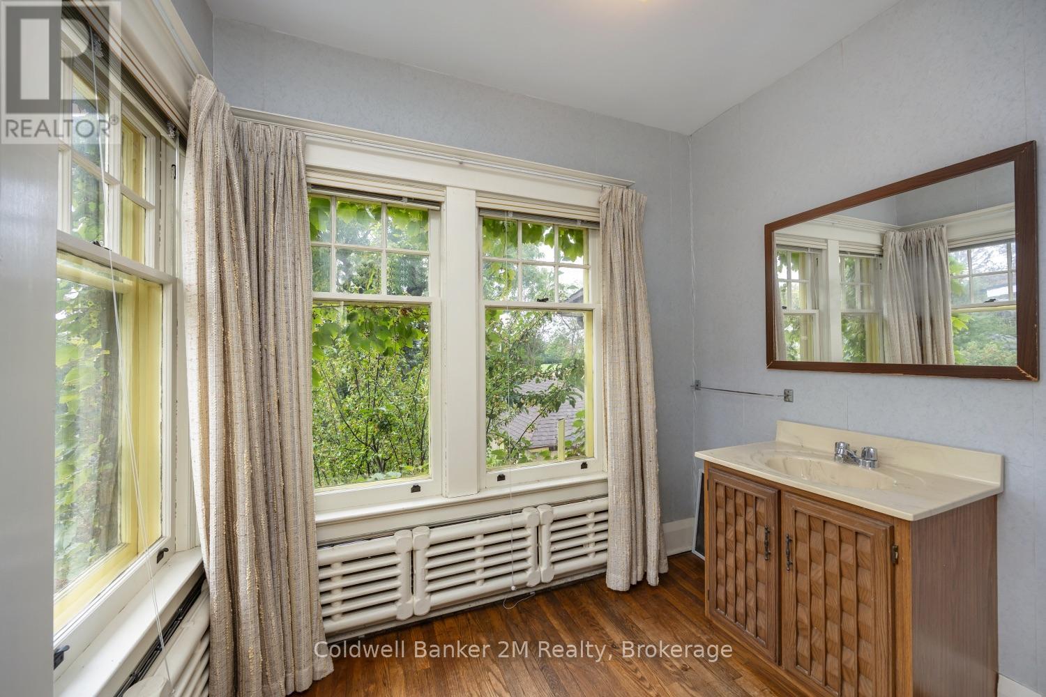 408 Simcoe Street N Property Photo 30