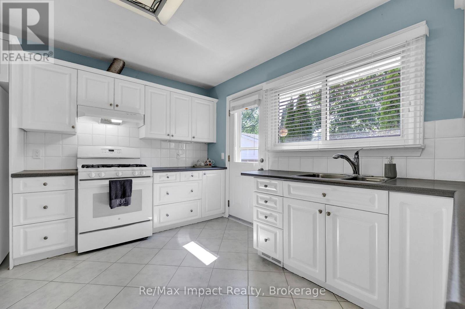 702 Westdale Court Property Photo 11
