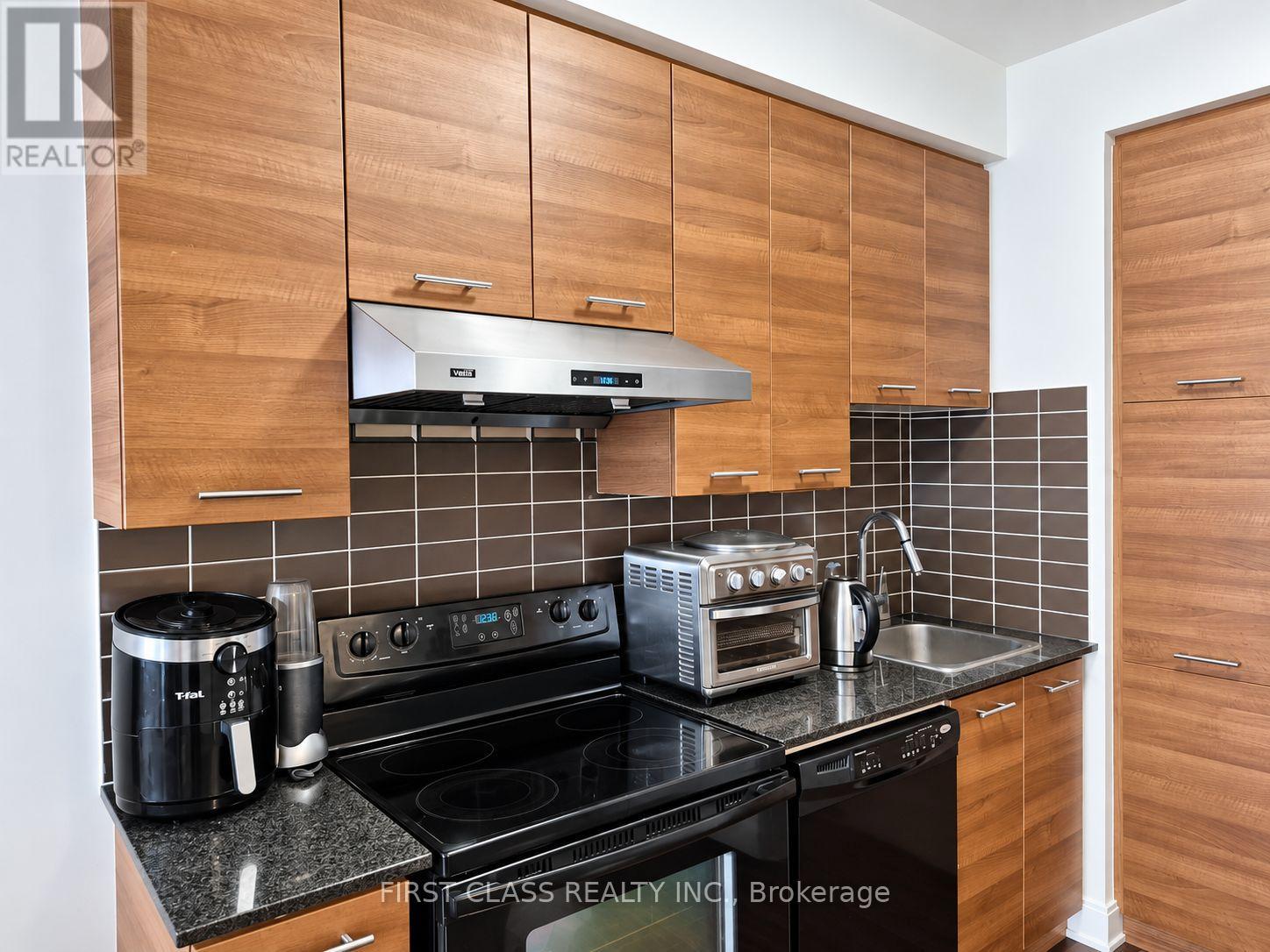 2216 - 135 Village Green Square Property Photo 11