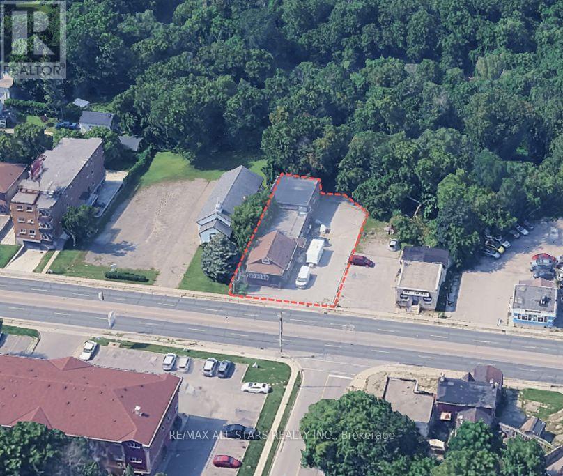 818 Simcoe Street S Property Photo 1