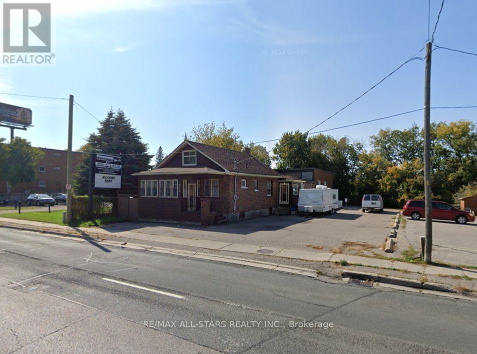 818 Simcoe Street S Property Photo 2