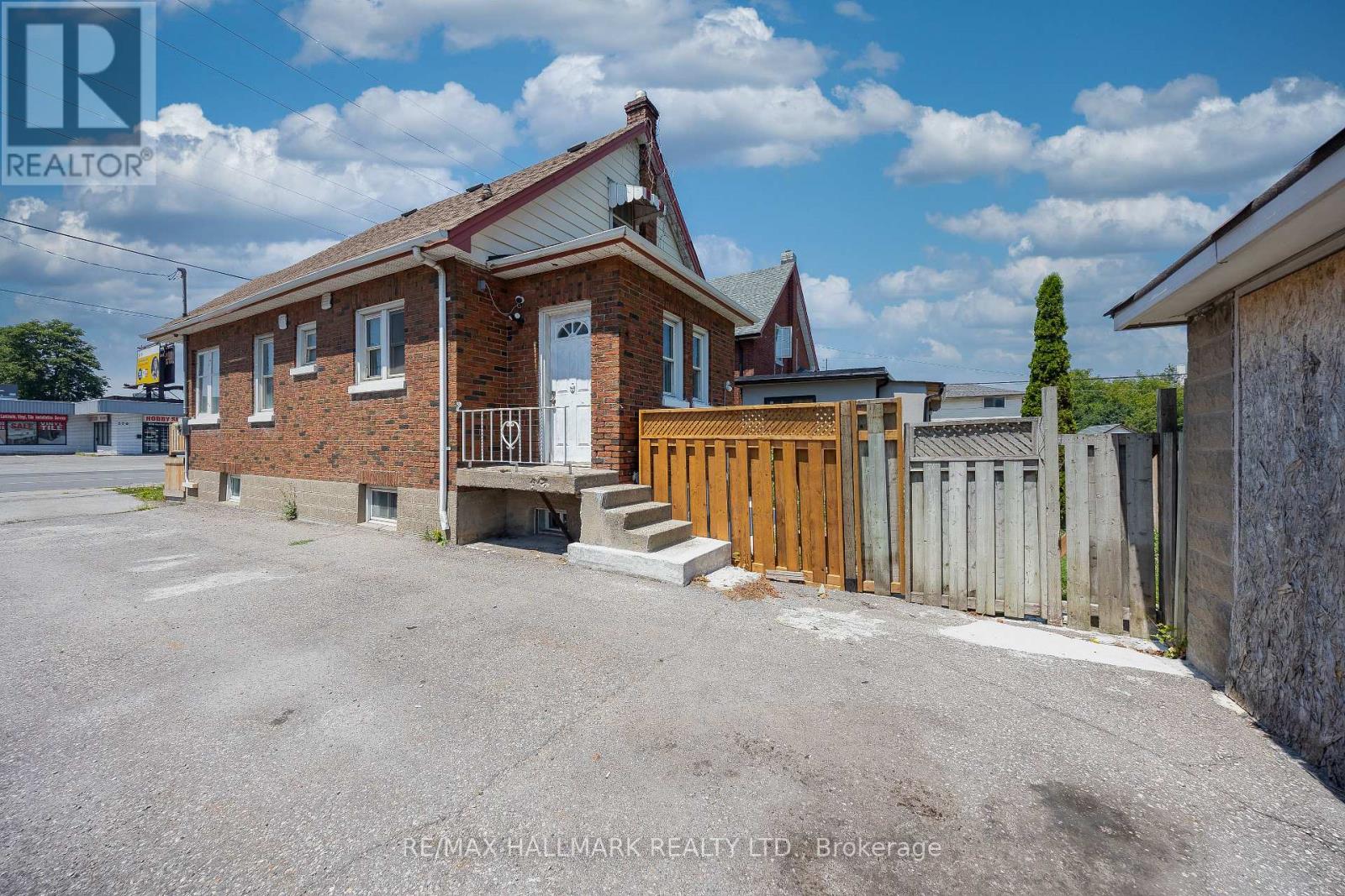 559 Ritson Road S Property Photo 3