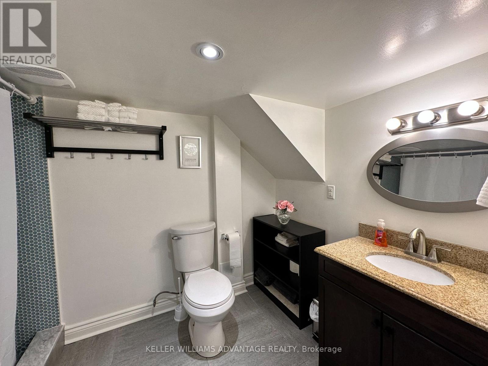 Lower - 256 Woodbine Avenue Property Photo 8