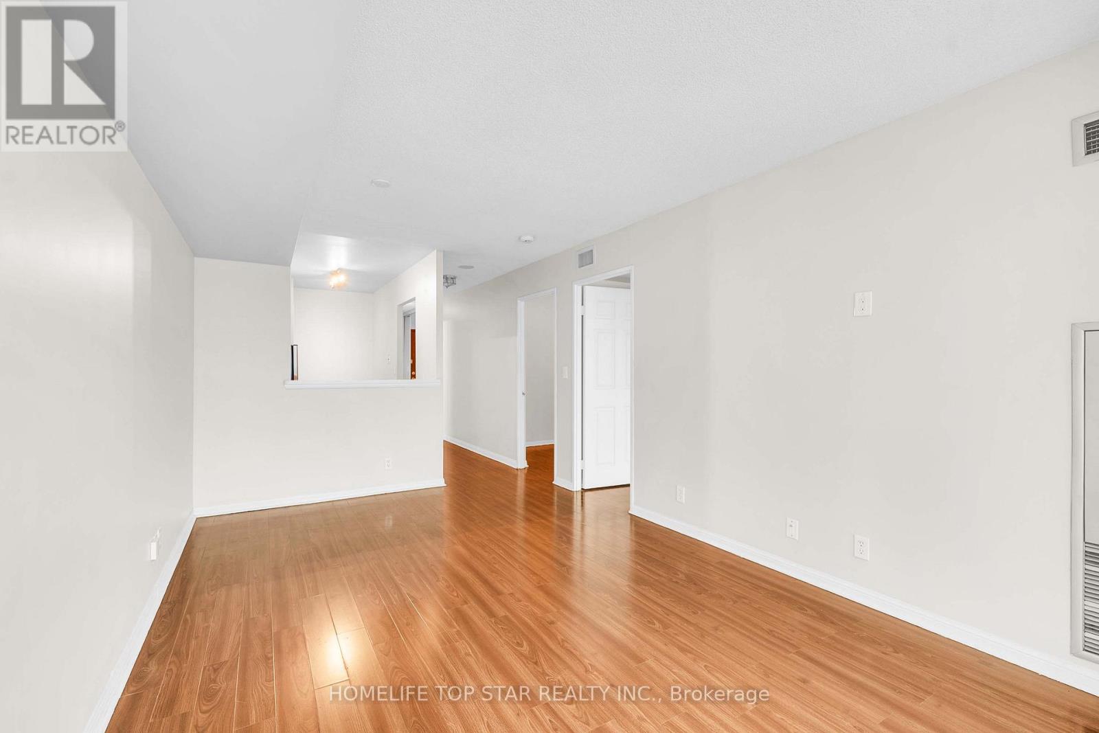 1011 - 8 Lee Centre Drive Property Photo 10