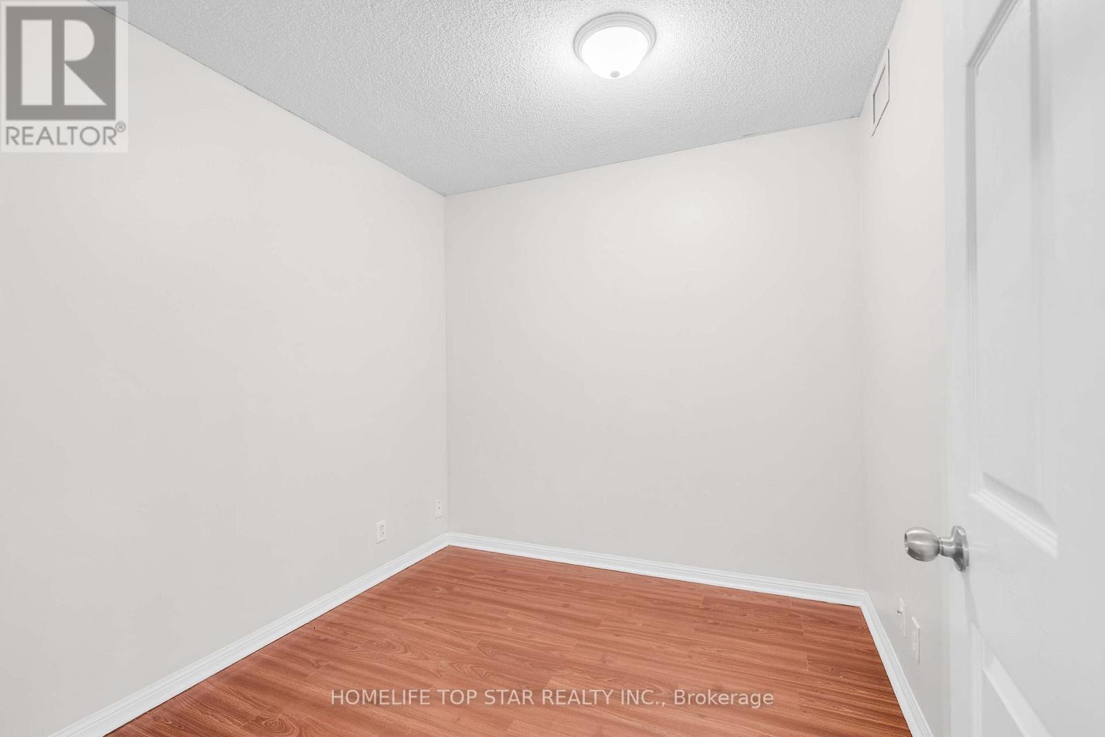 1011 - 8 Lee Centre Drive Property Photo 13