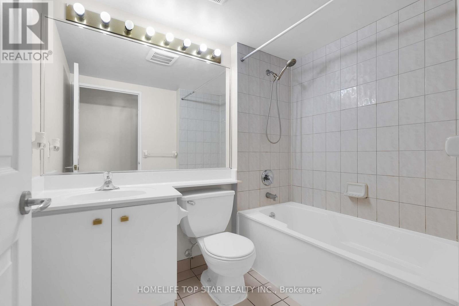 1011 - 8 Lee Centre Drive Property Photo 19