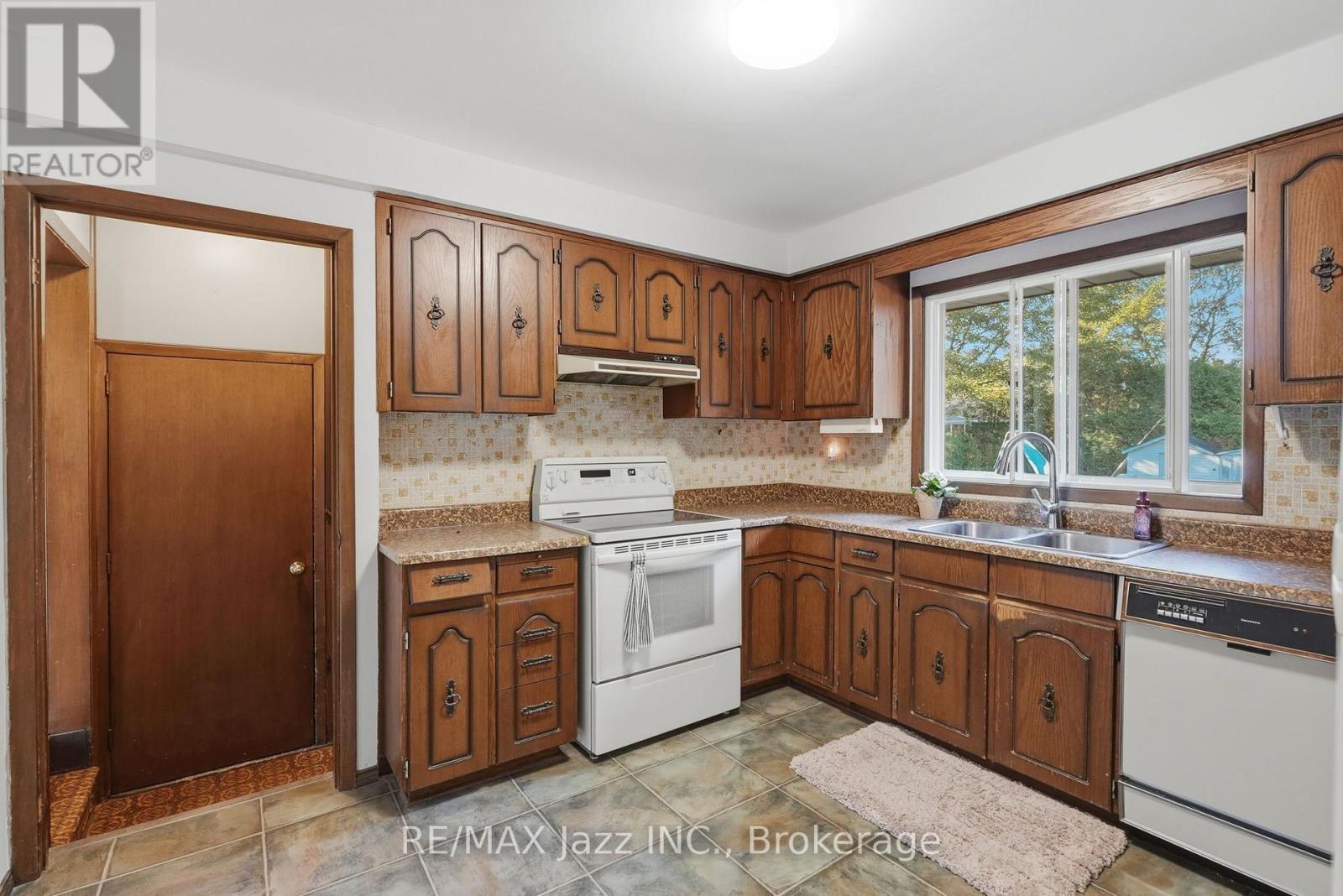 346 Conlin Road E Property Photo 17