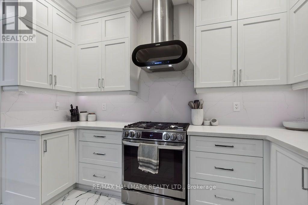 281 Warden Avenue Property Photo 18