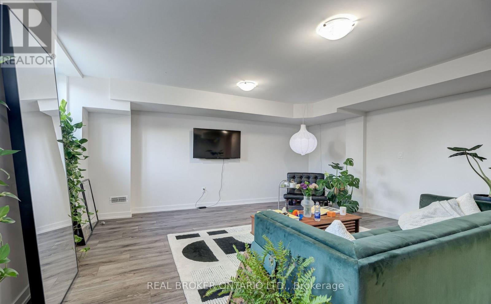 20a - 400 Finch Avenue Property Photo 12