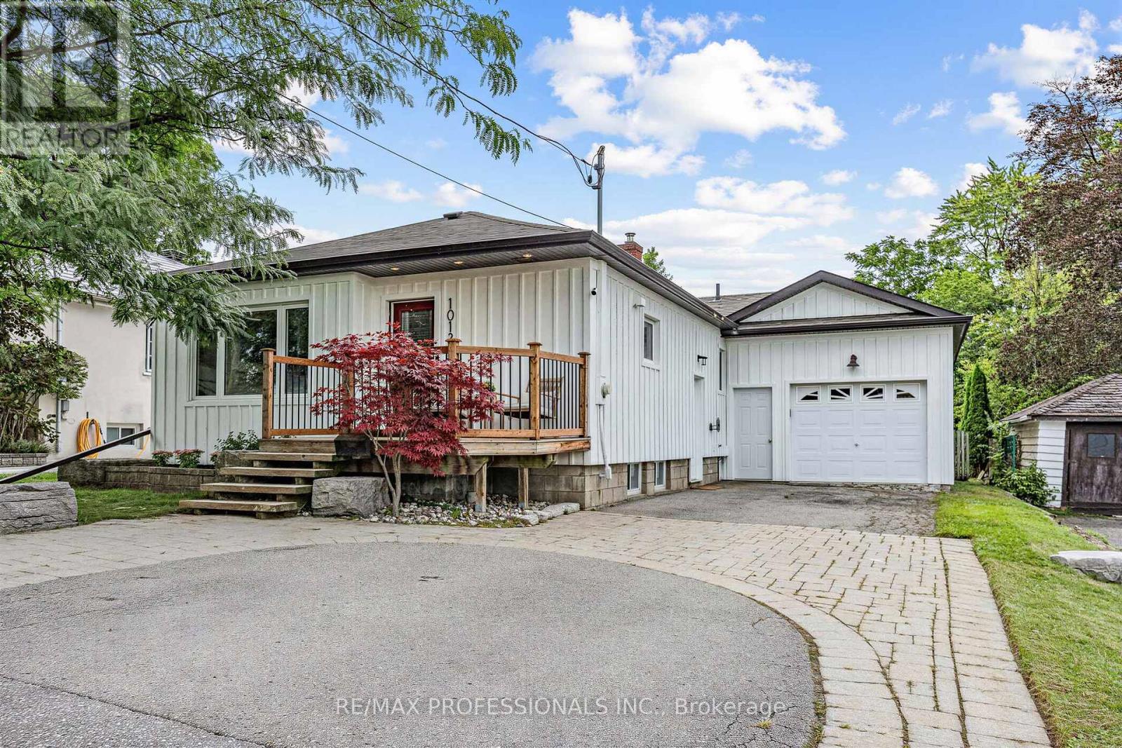 1013 Centre Street S Property Photo 2