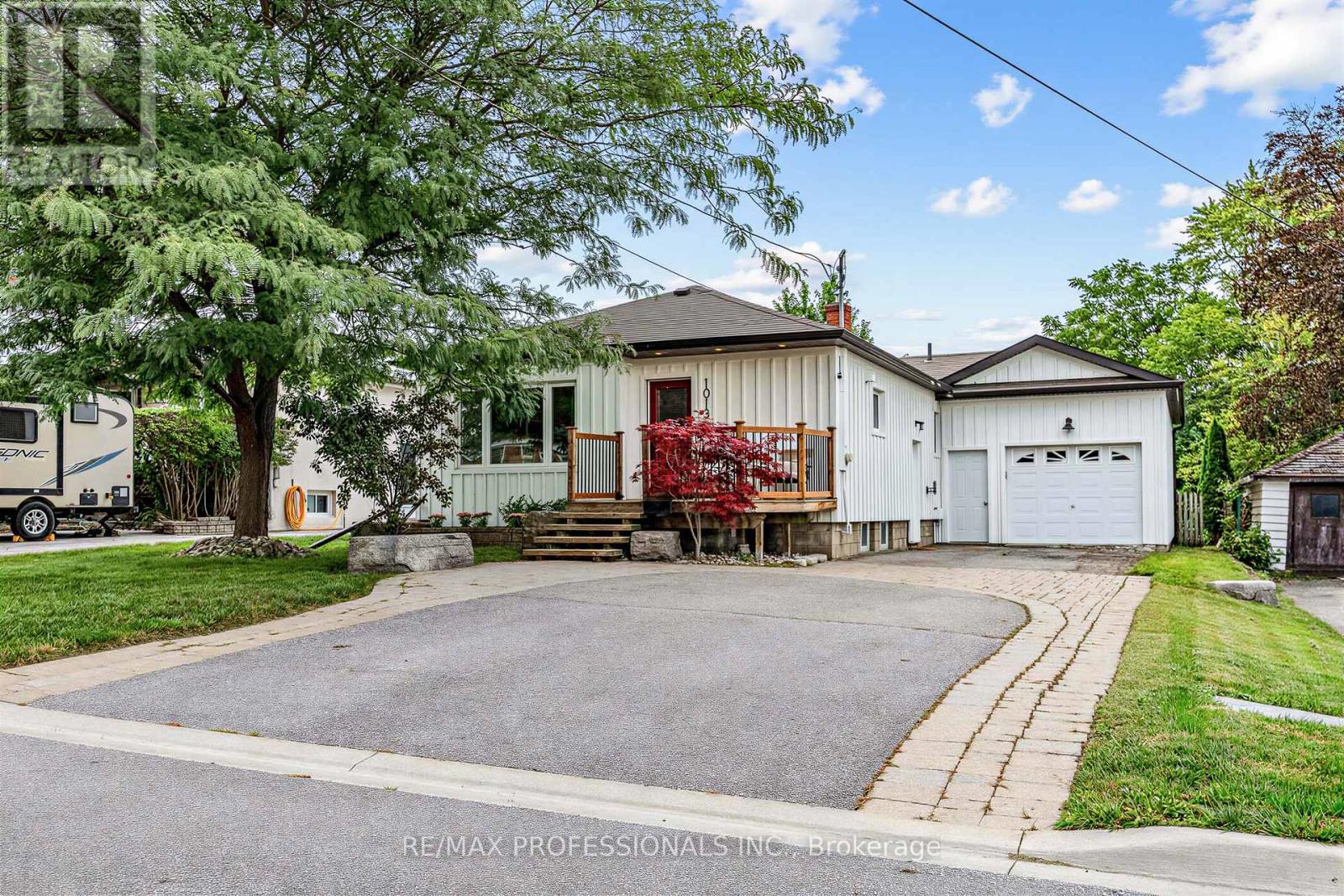 1013 Centre Street S Property Photo 3