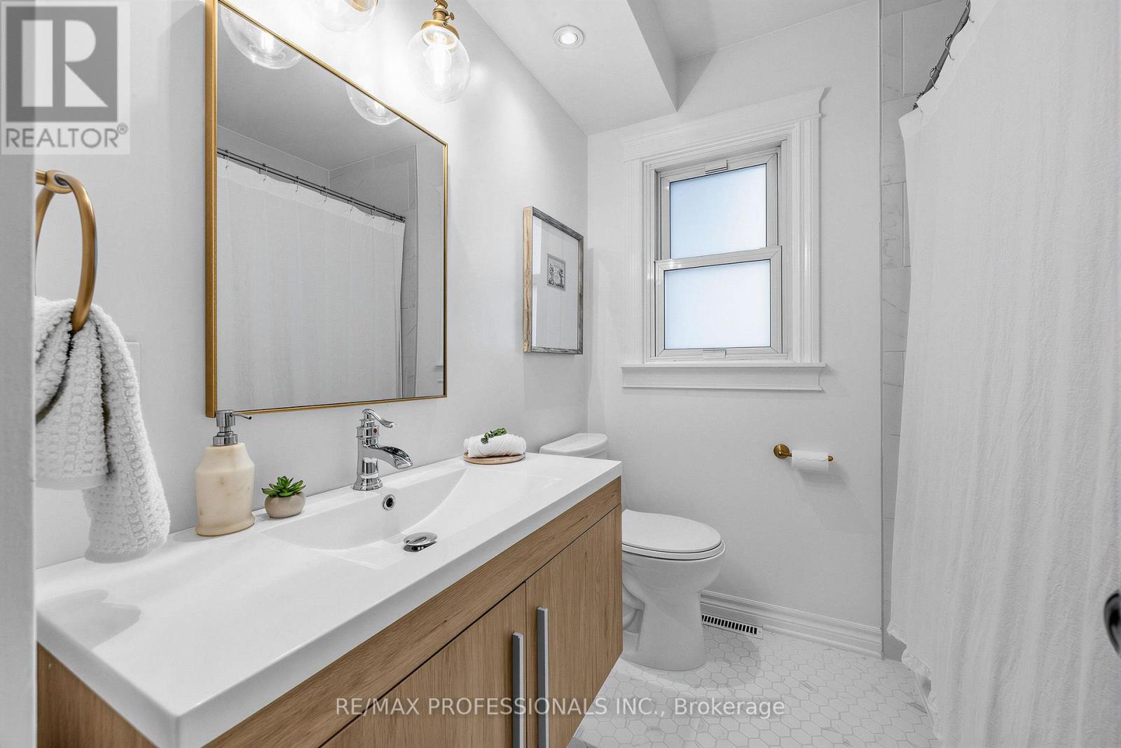 1013 Centre Street S Property Photo 22