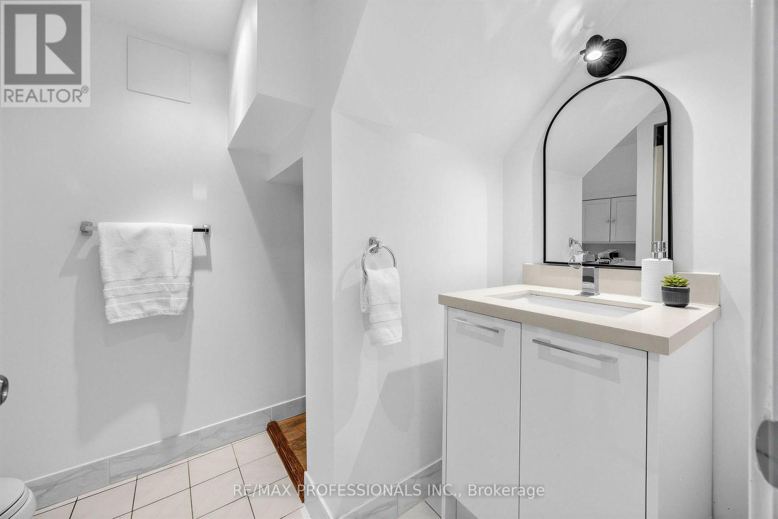 1013 Centre Street S Property Photo 25