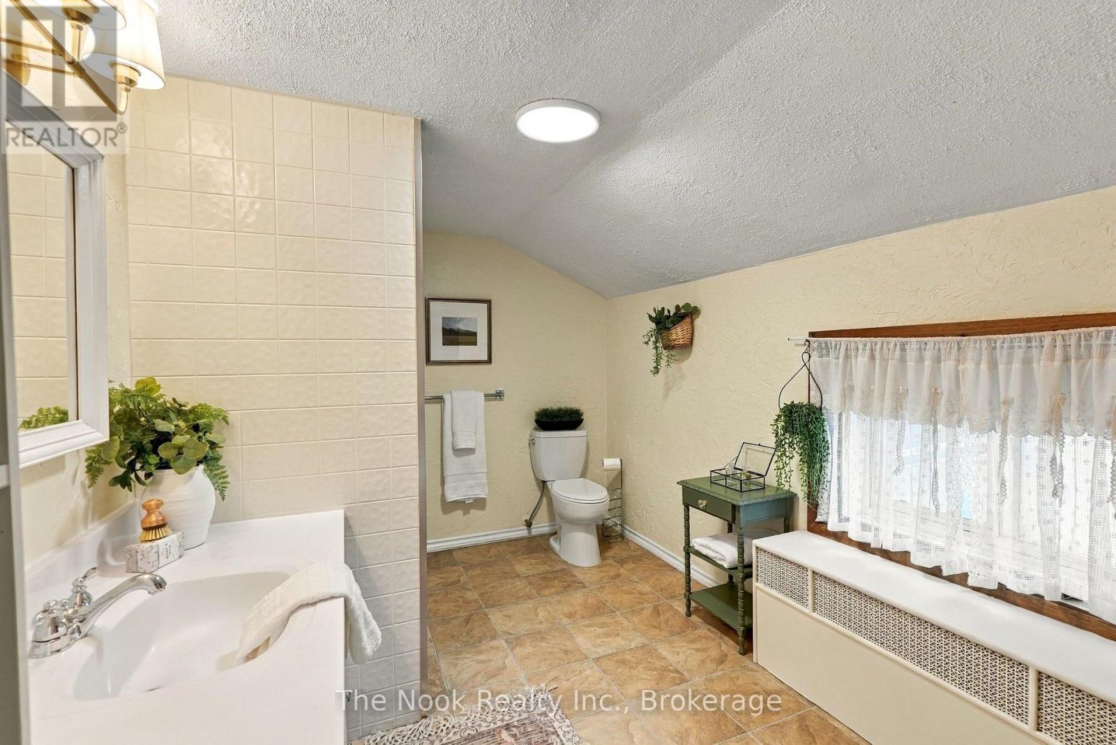 64 Wellington Street Property Photo 42