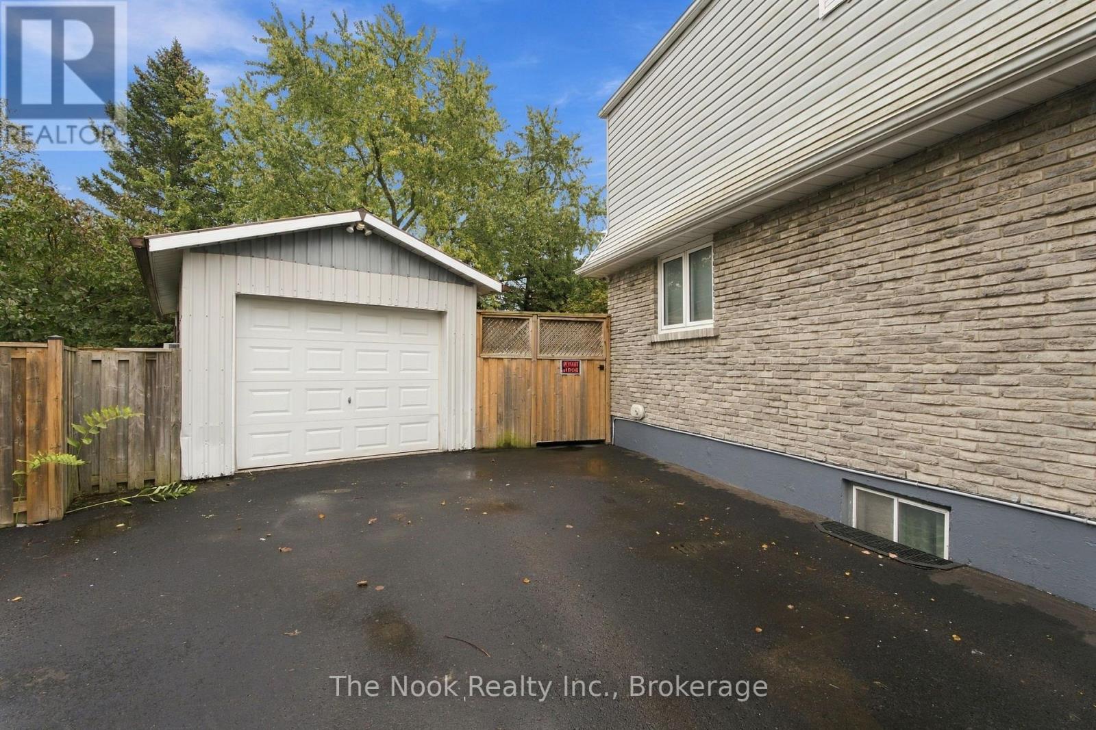 456 Harcourt Drive Property Photo 3