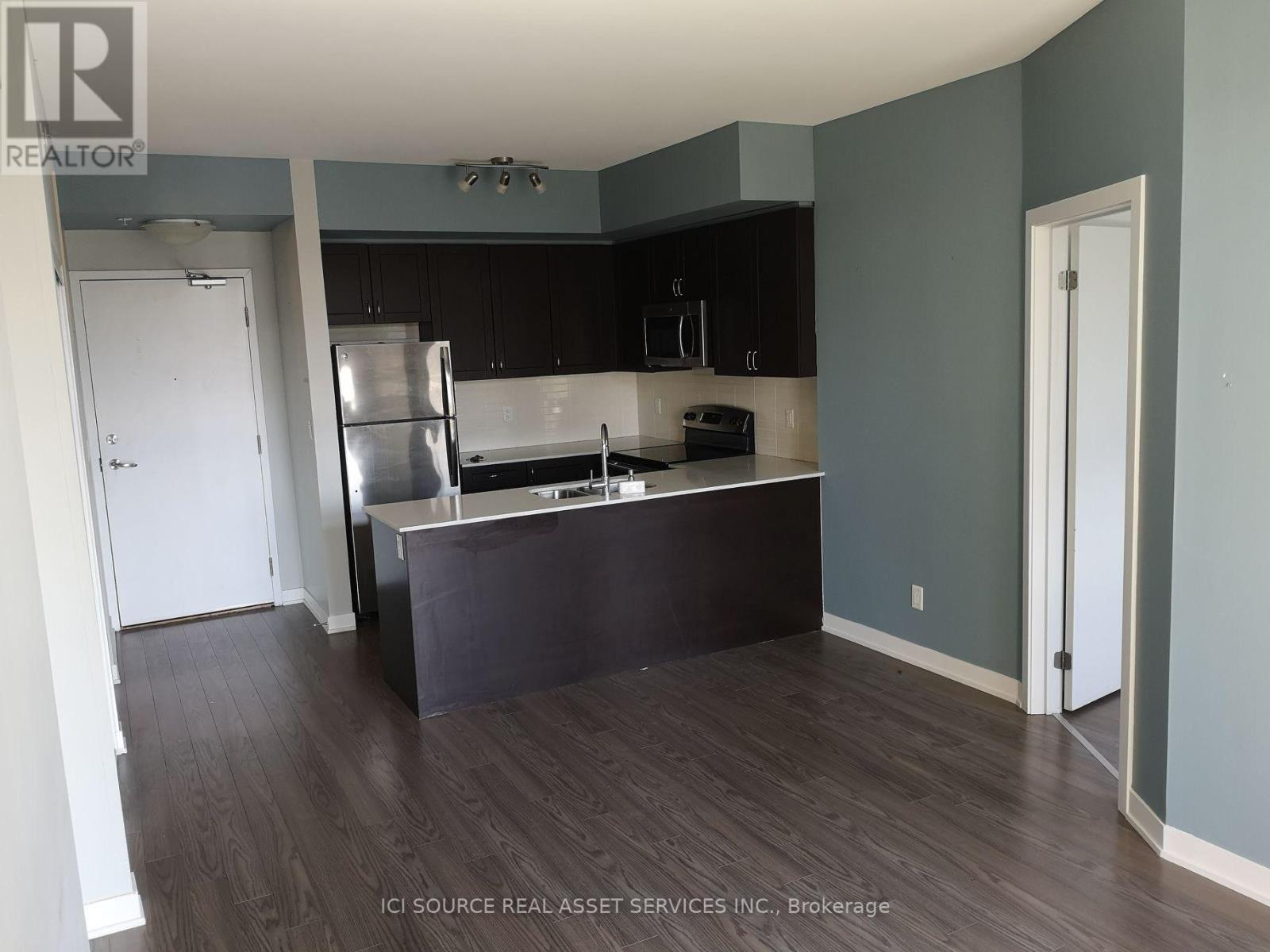423 - 3560 St. Clair Avenue E Property Photo 3