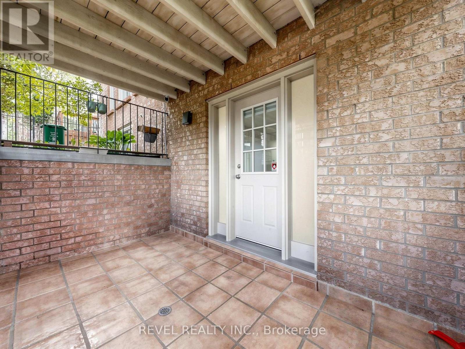 Lower - 831 Regal Crescent Property Photo 4