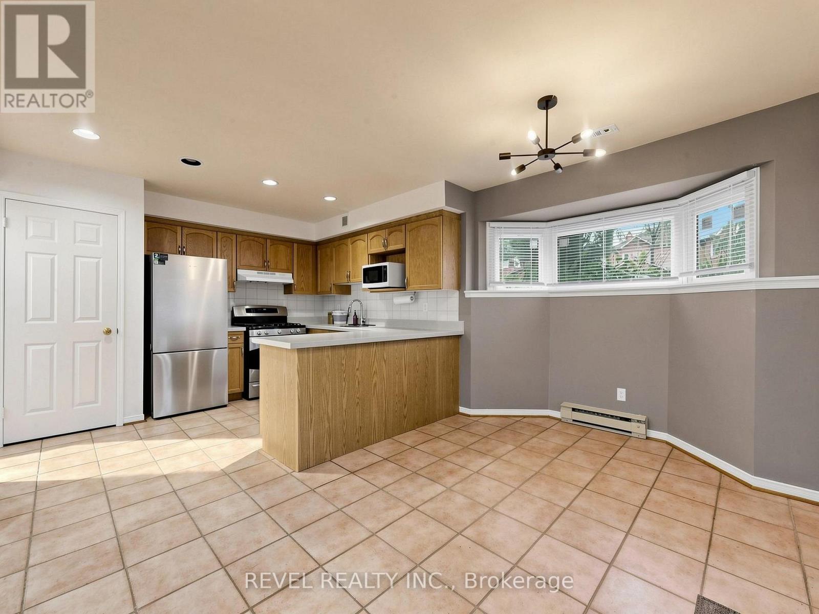 Lower - 831 Regal Crescent Property Photo 5