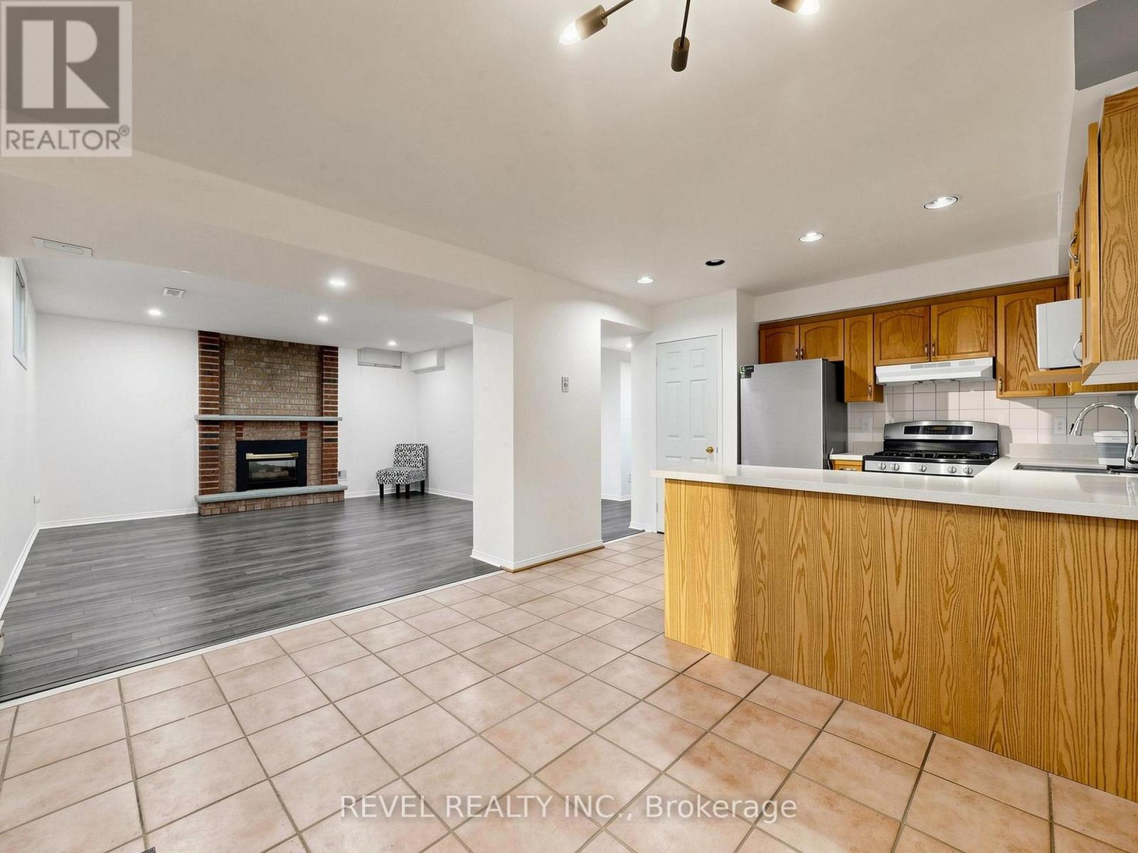 Lower - 831 Regal Crescent Property Photo 9