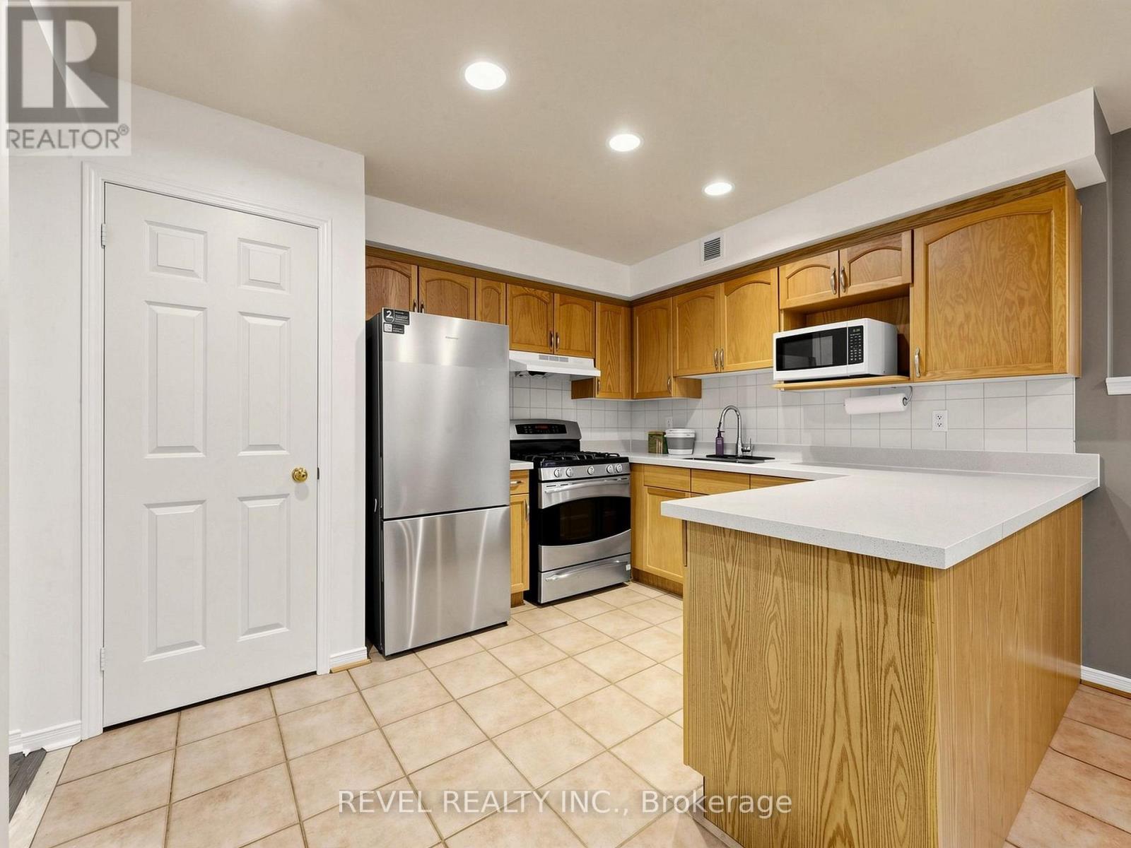 Lower - 831 Regal Crescent Property Photo 10