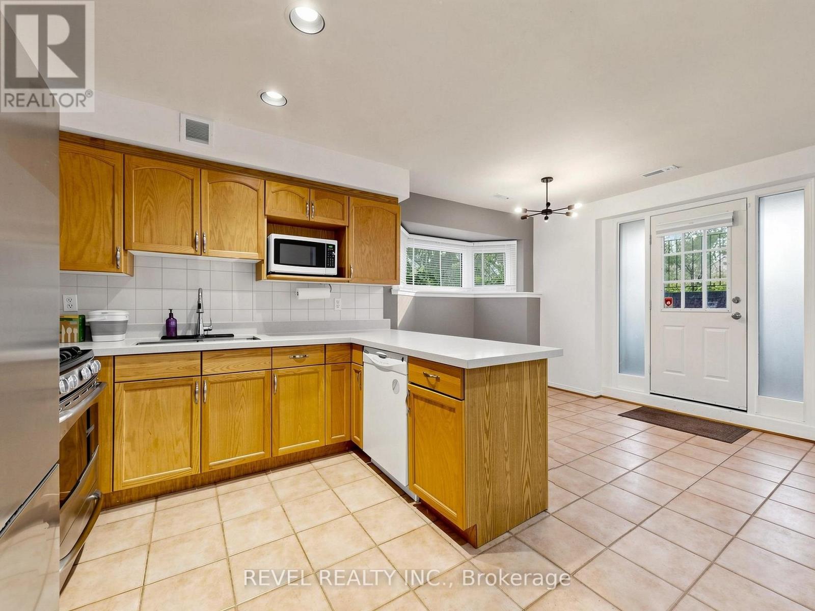Lower - 831 Regal Crescent Property Photo 11