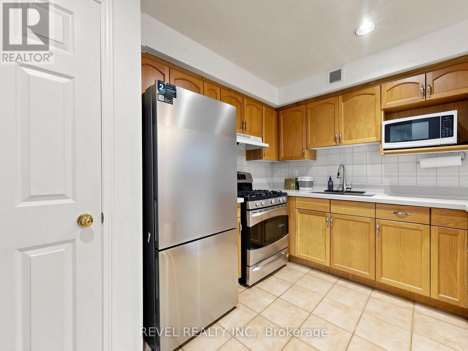 Lower - 831 Regal Crescent Property Photo 12