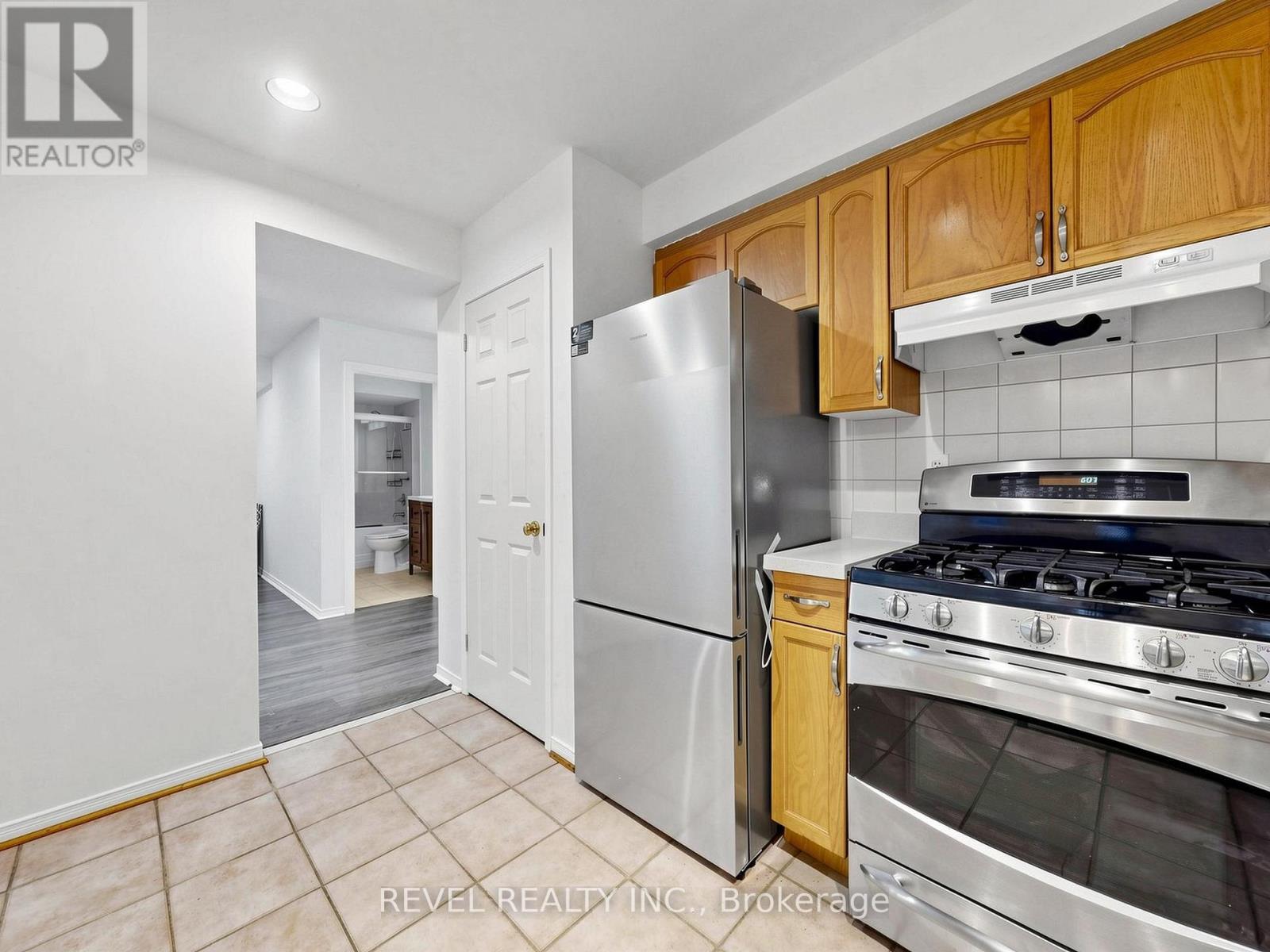 Lower - 831 Regal Crescent Property Photo 14