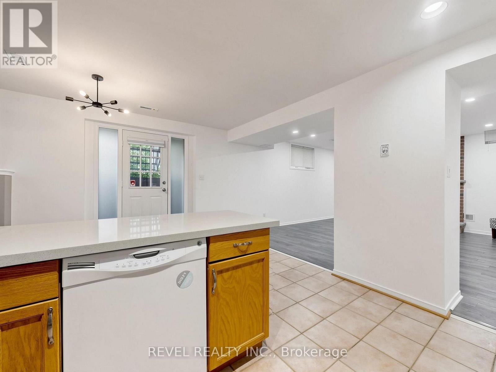 Lower - 831 Regal Crescent Property Photo 15