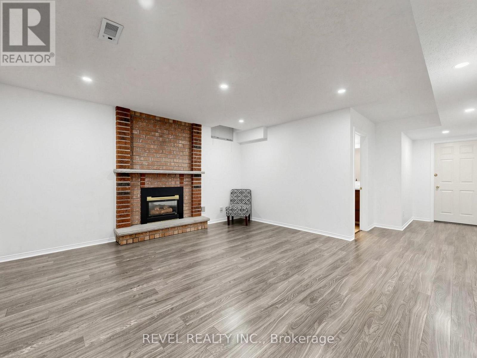 Lower - 831 Regal Crescent Property Photo 16