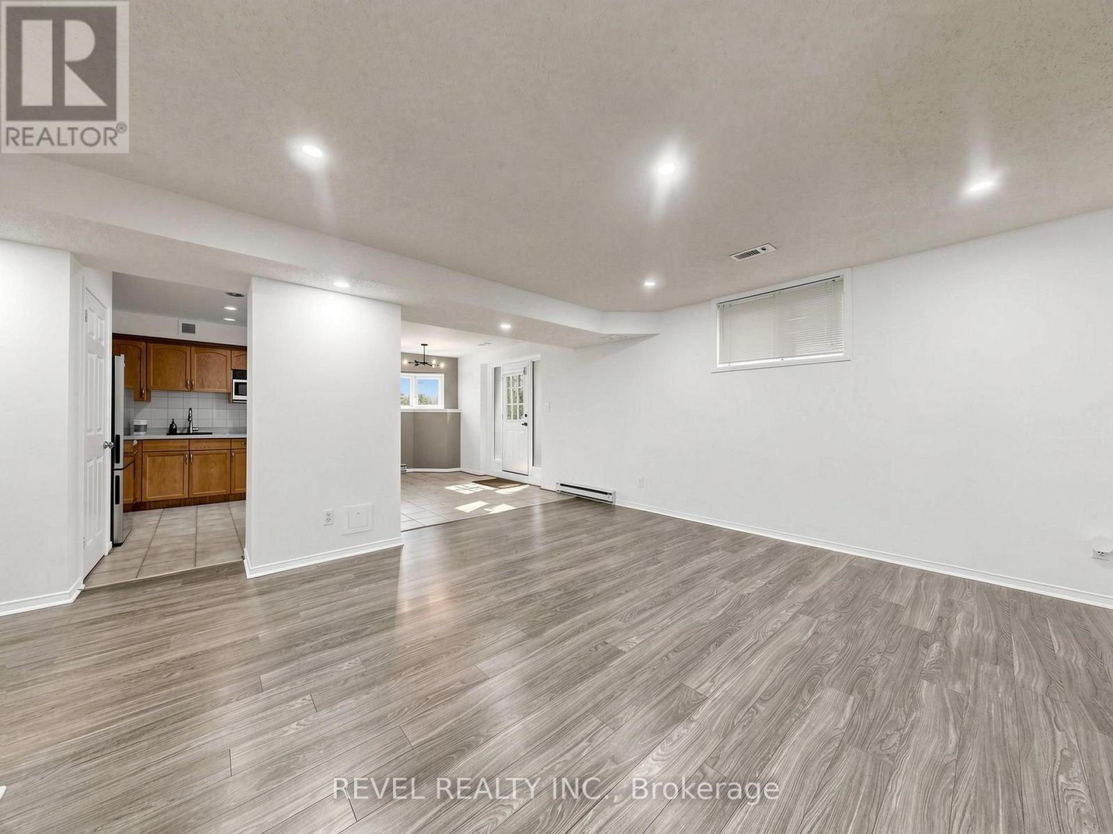 Lower - 831 Regal Crescent Property Photo 19