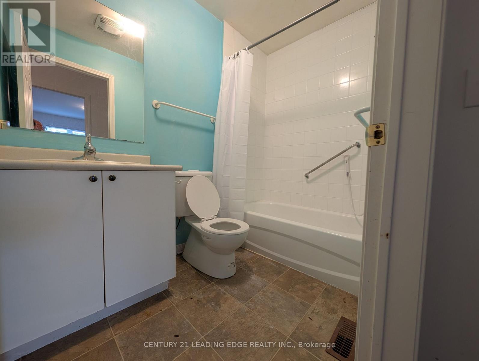3 - 736 Kingston Road Property Photo 9