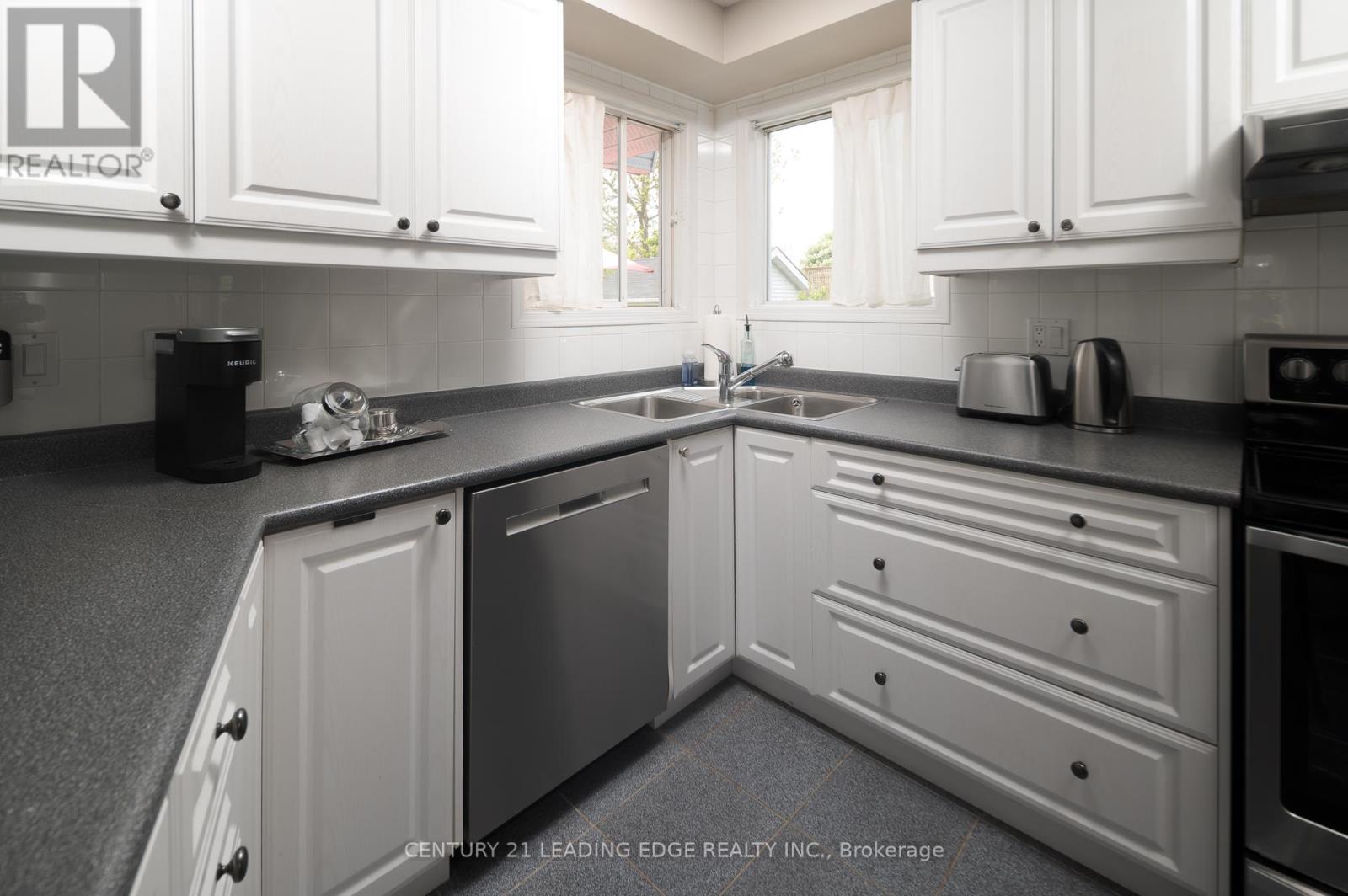 5048 William Street Property Photo 14