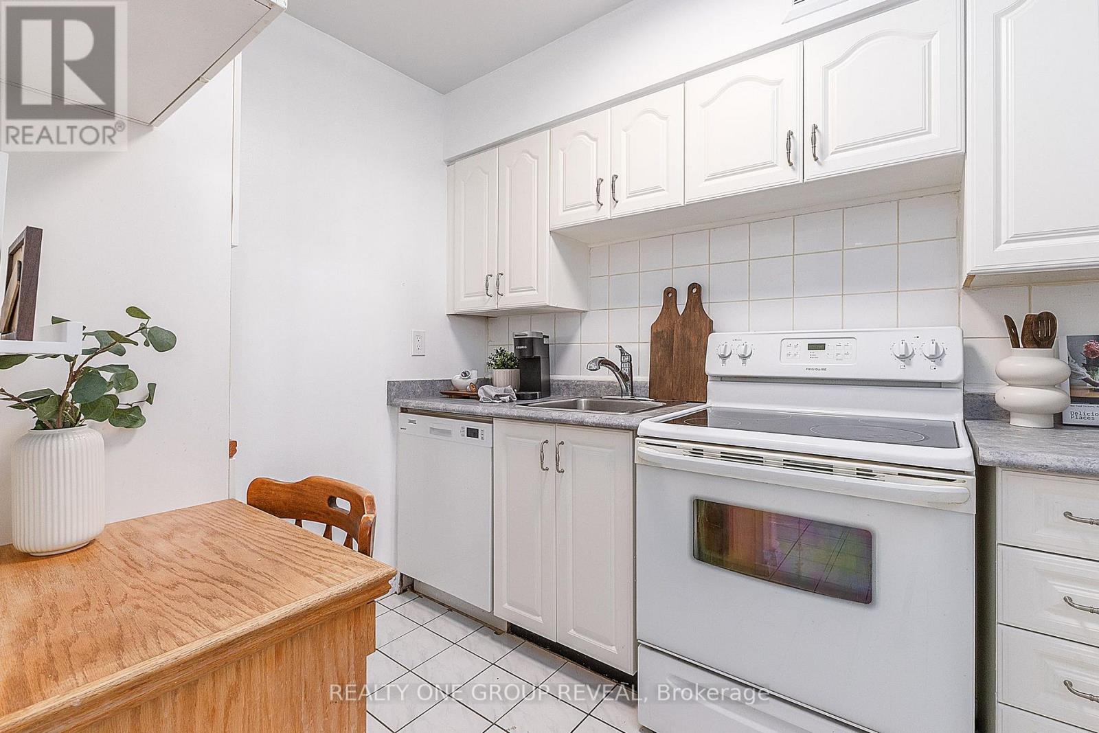 602 - 2 Westney Road N Property Photo 7