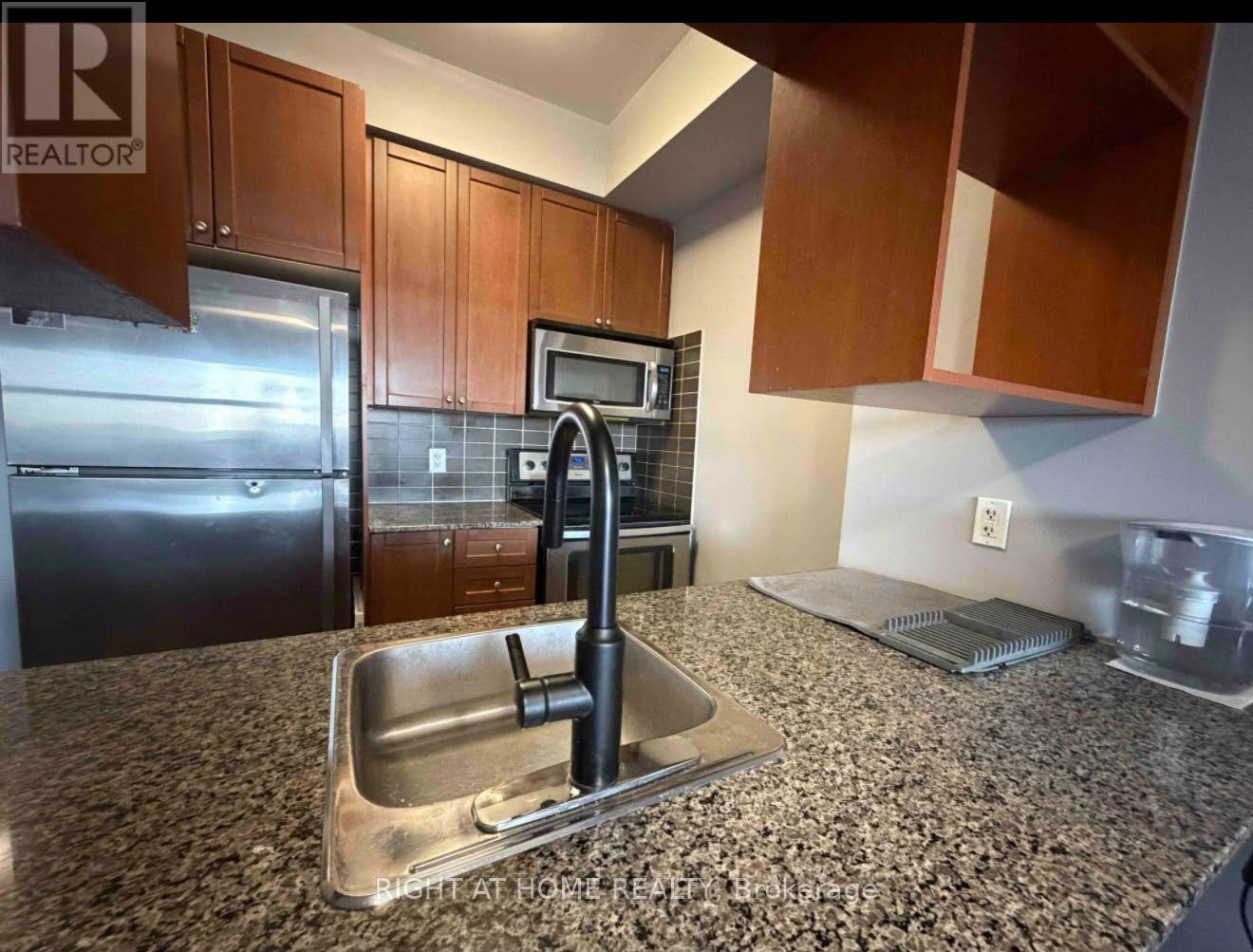 1221 - 181 Village Green Square Property Photo 5