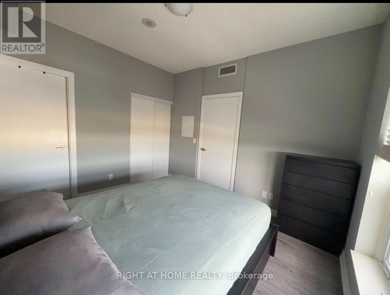 1221 - 181 Village Green Square Property Photo 10