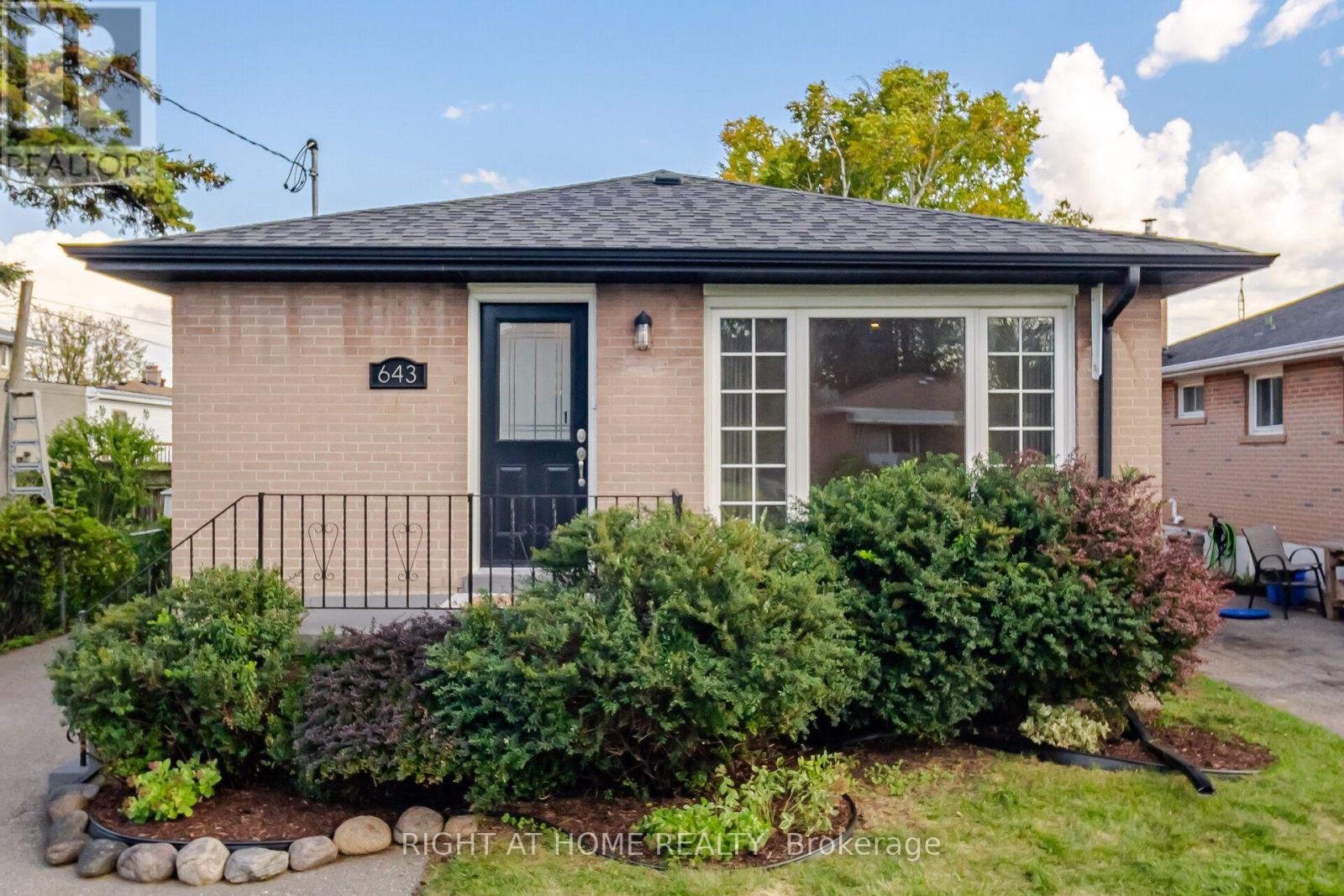 643 Perry Crescent Property Photo 1