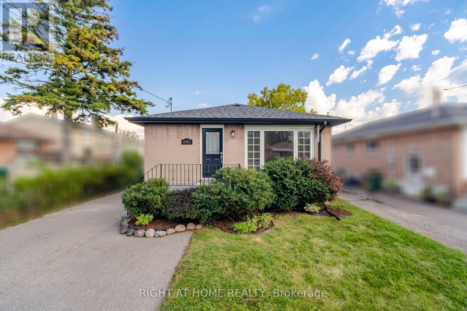 643 Perry Crescent Property Photo 2
