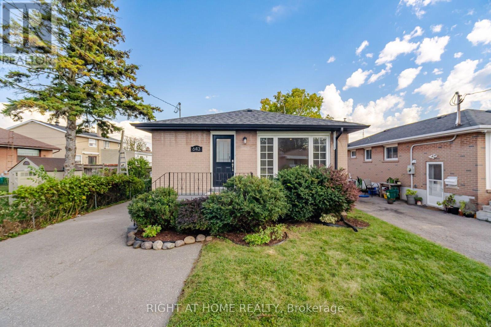 643 Perry Crescent Property Photo 3