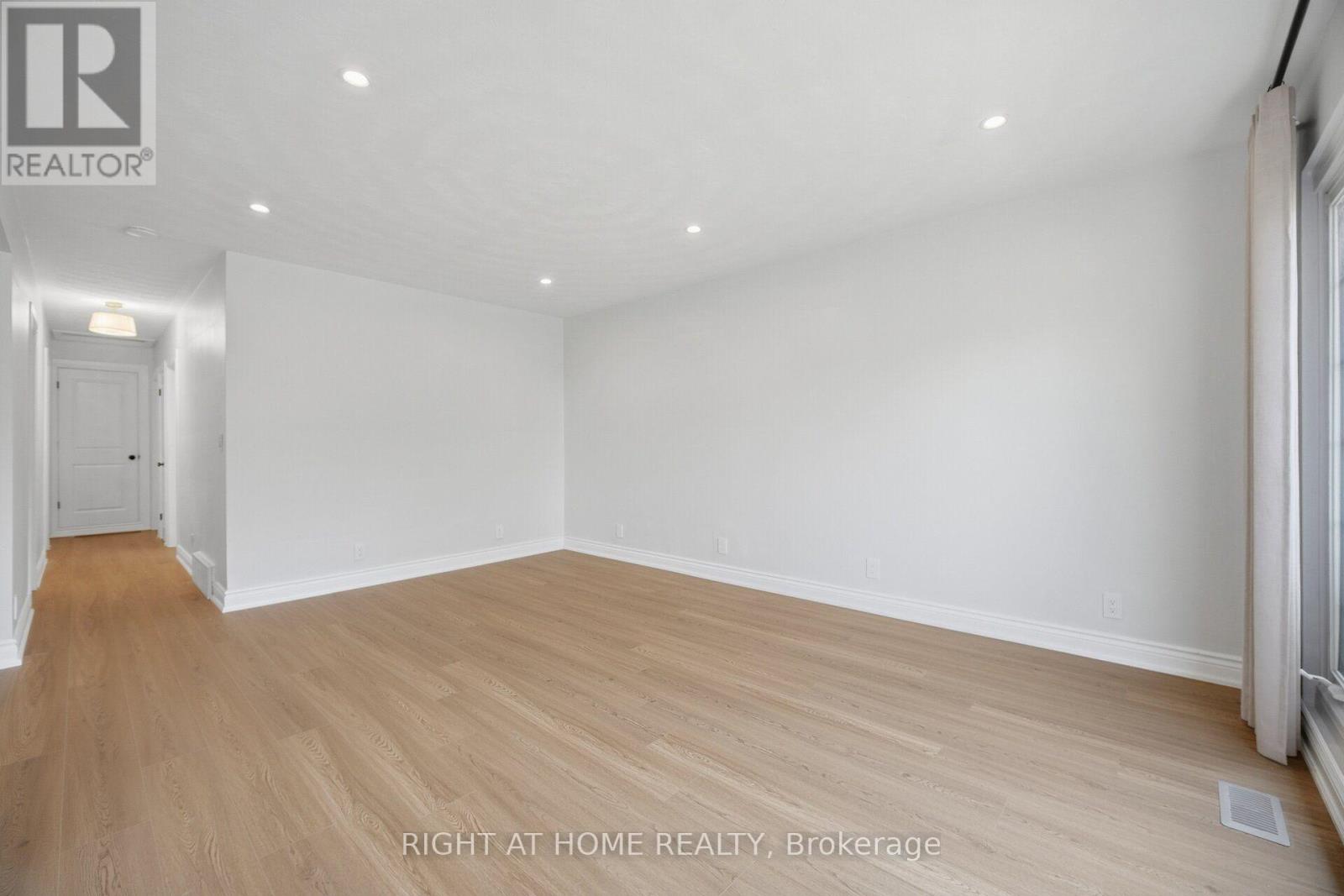 643 Perry Crescent Property Photo 8