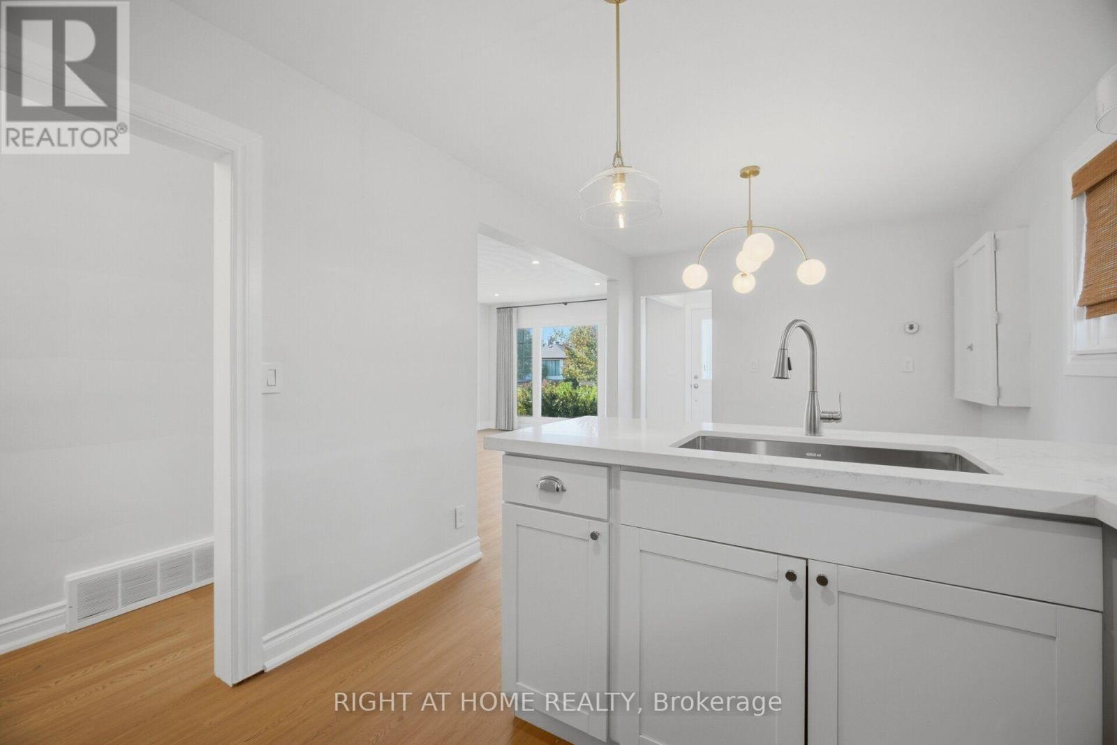 643 Perry Crescent Property Photo 16