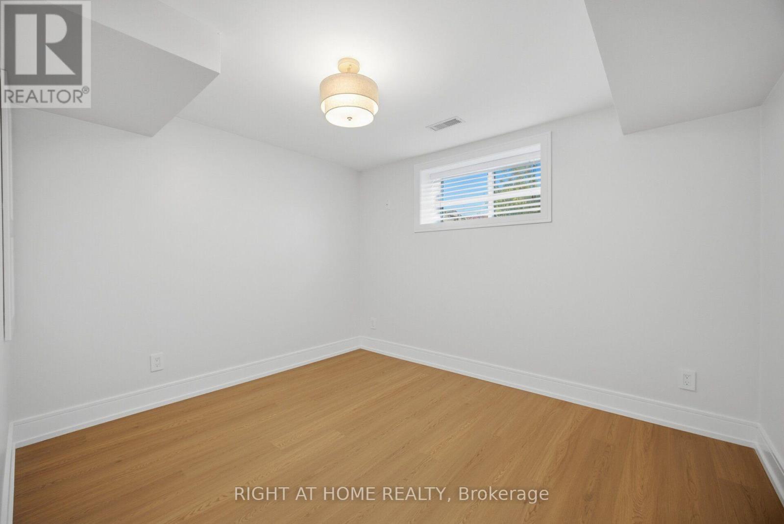 643 Perry Crescent Property Photo 34