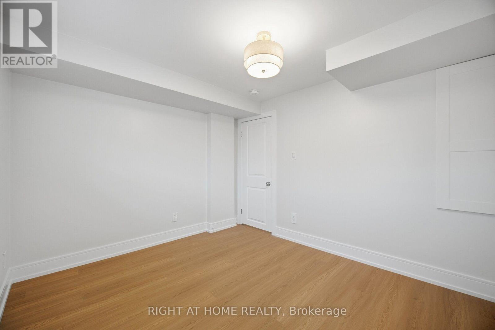 643 Perry Crescent Property Photo 35